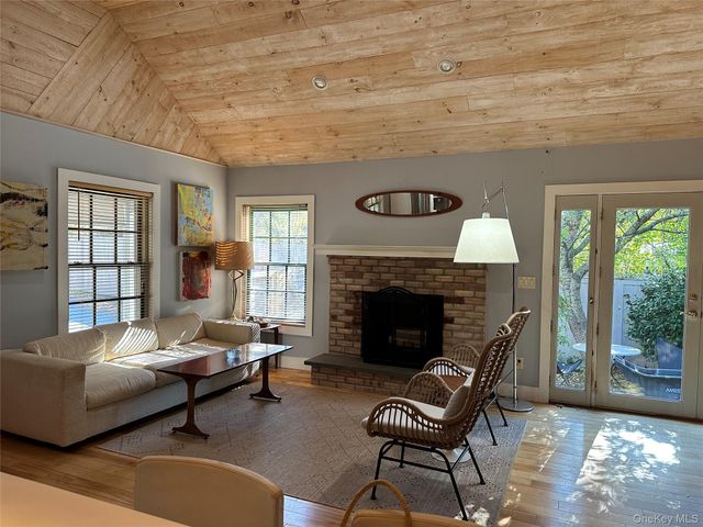 21 N Sea Road, Southampton, NY 11968