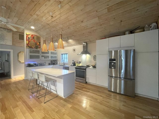 21 N Sea Road, Southampton, NY 11968