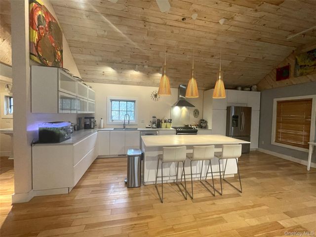 21 N Sea Road, Southampton, NY 11968