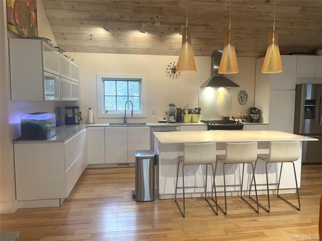 21 N Sea Road, Southampton, NY 11968