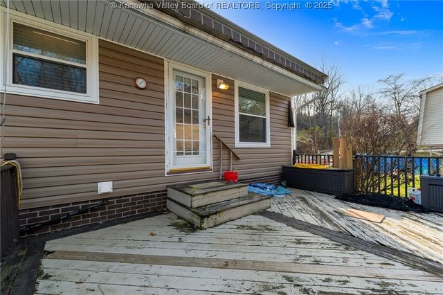 827 Dairy Road, Poca, WV 25159