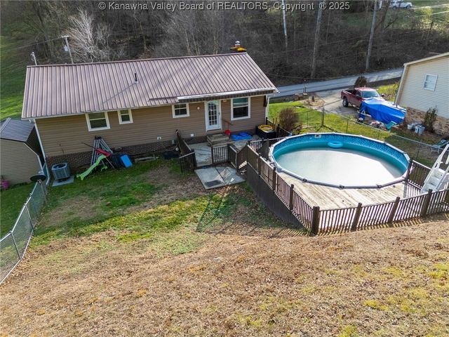 827 Dairy Road, Poca, WV 25159
