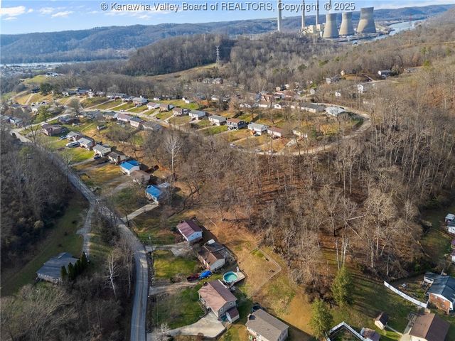 827 Dairy Road, Poca, WV 25159