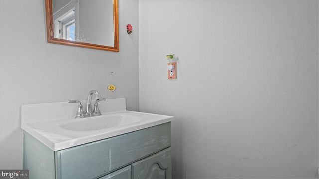 8 PRINCETON AVE, Hopewell, NJ 08525