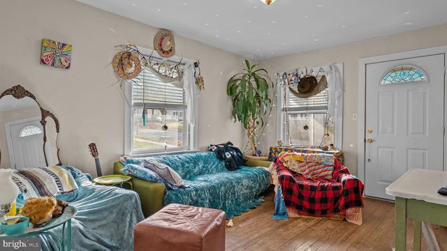 8 PRINCETON AVE, Hopewell, NJ 08525