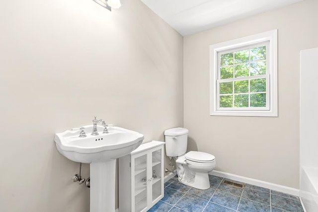 105 Wyndridge Circle, Pelham, NH 03076