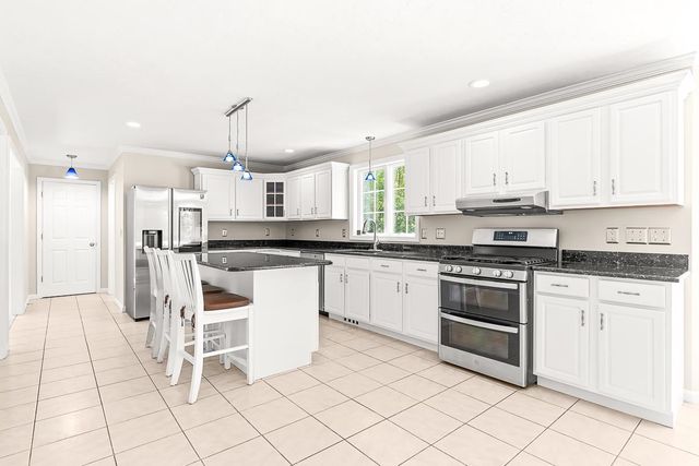 105 Wyndridge Circle, Pelham, NH 03076