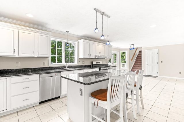 105 Wyndridge Circle, Pelham, NH 03076