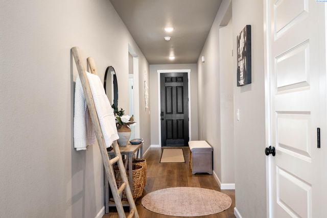 7876 Cardinal Peak St, West Richland, WA 99353