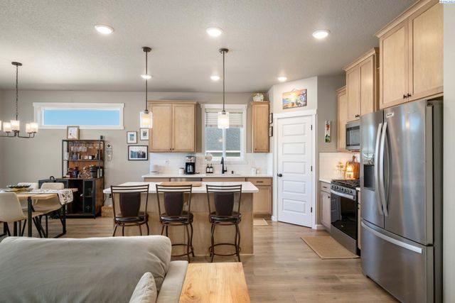 7876 Cardinal Peak St, West Richland, WA 99353