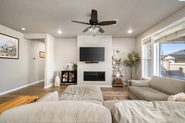 7876 Cardinal Peak St, West Richland, WA 99353