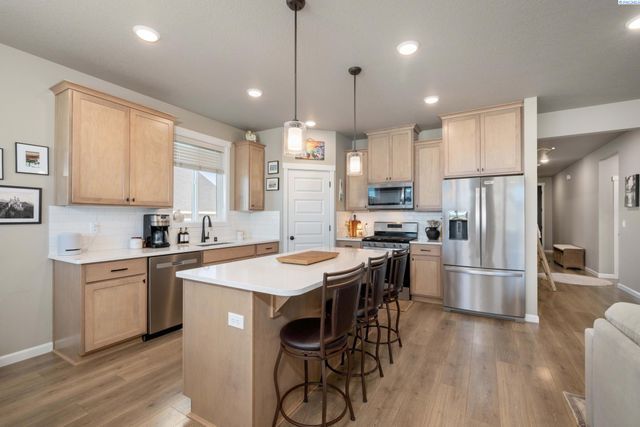 7876 Cardinal Peak St, West Richland, WA 99353