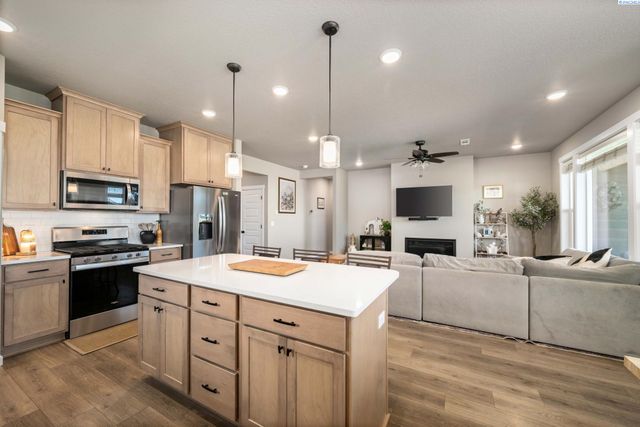 7876 Cardinal Peak St, West Richland, WA 99353