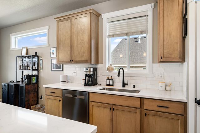 7876 Cardinal Peak St, West Richland, WA 99353