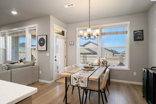 7876 Cardinal Peak St, West Richland, WA 99353