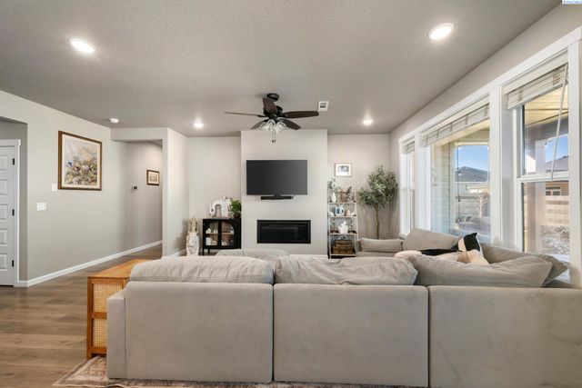 7876 Cardinal Peak St, West Richland, WA 99353