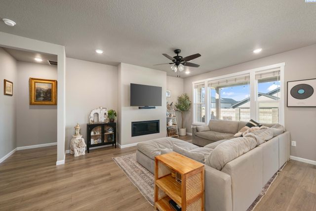 7876 Cardinal Peak St, West Richland, WA 99353