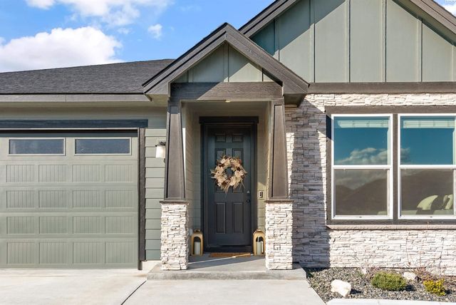 7876 Cardinal Peak St, West Richland, WA 99353