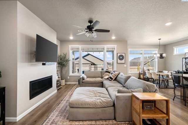 7876 Cardinal Peak St, West Richland, WA 99353