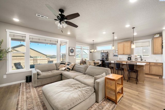 7876 Cardinal Peak St, West Richland, WA 99353