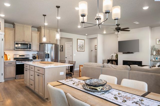 7876 Cardinal Peak St, West Richland, WA 99353