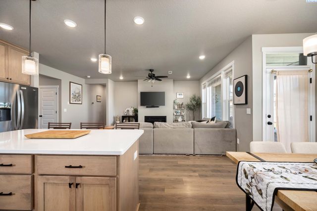 7876 Cardinal Peak St, West Richland, WA 99353