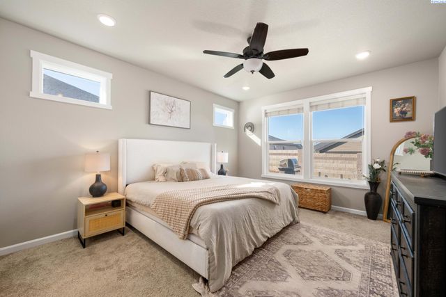 7876 Cardinal Peak St, West Richland, WA 99353