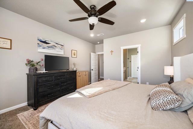 7876 Cardinal Peak St, West Richland, WA 99353