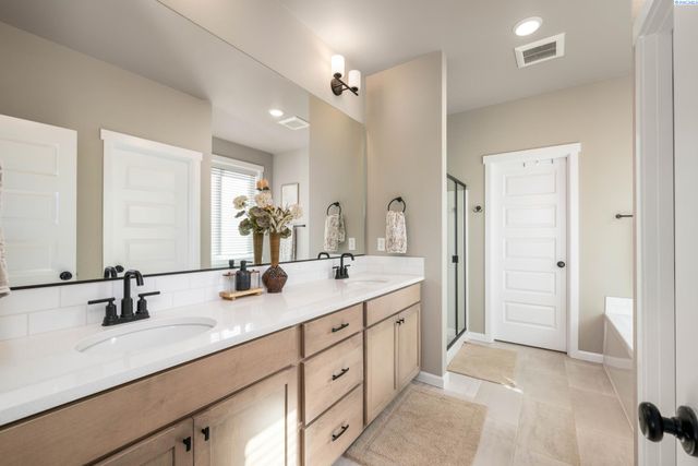 7876 Cardinal Peak St, West Richland, WA 99353