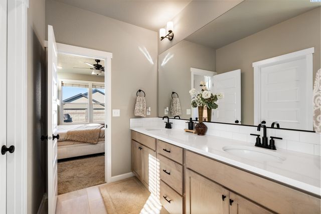 7876 Cardinal Peak St, West Richland, WA 99353