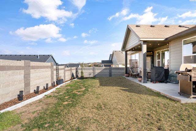 7876 Cardinal Peak St, West Richland, WA 99353