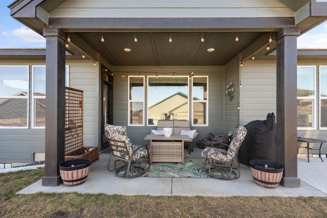 7876 Cardinal Peak St, West Richland, WA 99353