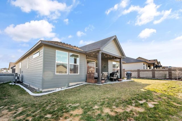 7876 Cardinal Peak St, West Richland, WA 99353