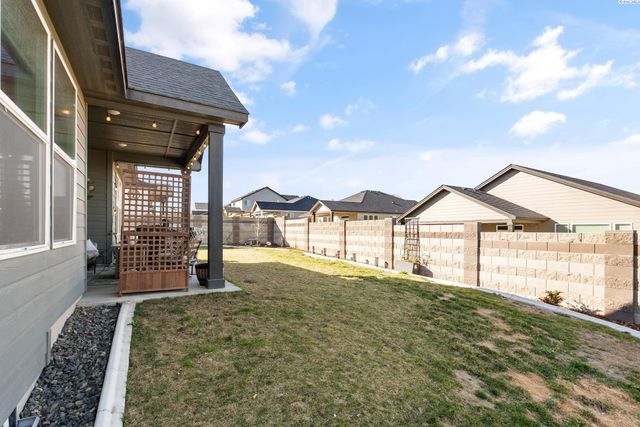 7876 Cardinal Peak St, West Richland, WA 99353