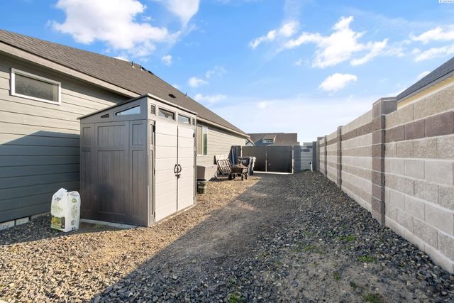 7876 Cardinal Peak St, West Richland, WA 99353