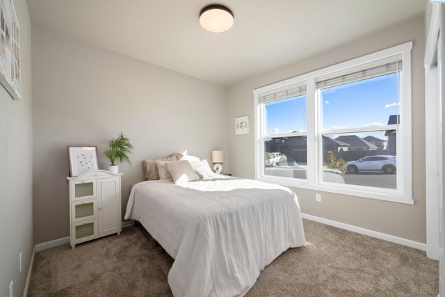 7876 Cardinal Peak St, West Richland, WA 99353