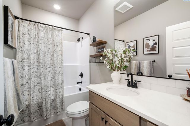 7876 Cardinal Peak St, West Richland, WA 99353