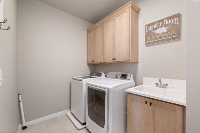 7876 Cardinal Peak St, West Richland, WA 99353