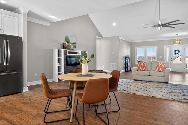 5 ROLLING OAKS DR, Fishersville, VA 22939