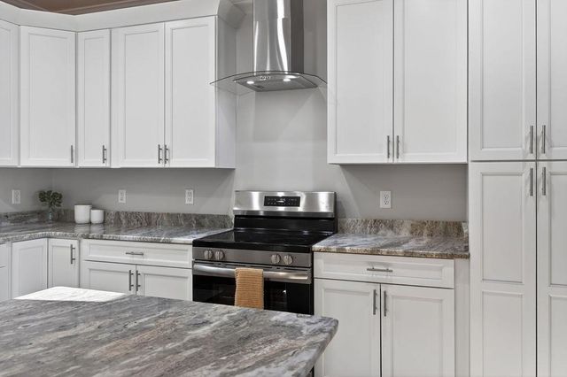 5 ROLLING OAKS DR, Fishersville, VA 22939