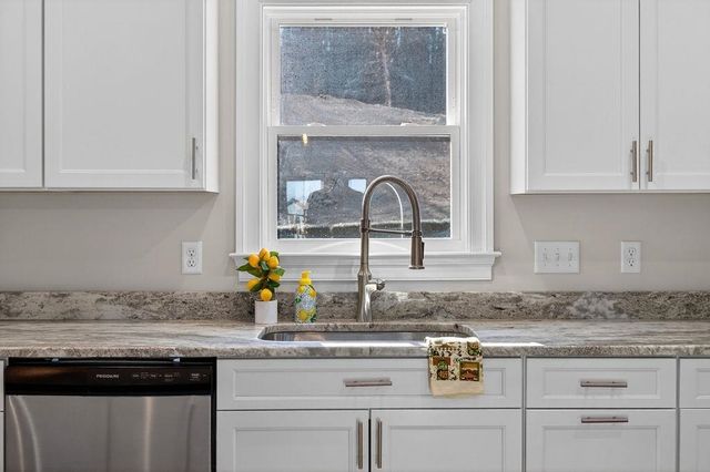 5 ROLLING OAKS DR, Fishersville, VA 22939