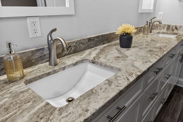 5 ROLLING OAKS DR, Fishersville, VA 22939