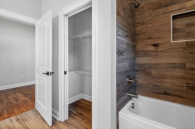 5 ROLLING OAKS DR, Fishersville, VA 22939