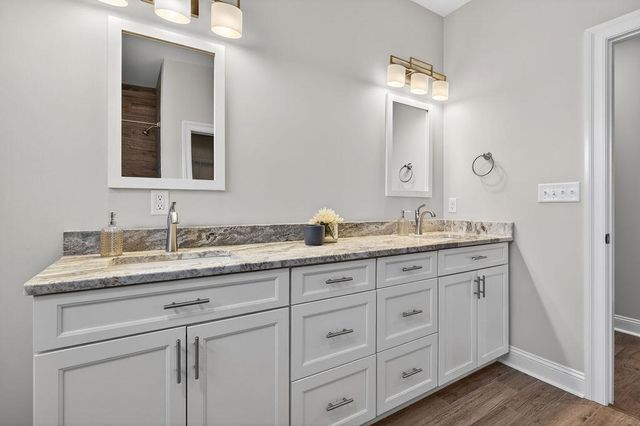 5 ROLLING OAKS DR, Fishersville, VA 22939