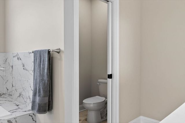 5 ROLLING OAKS DR, Fishersville, VA 22939