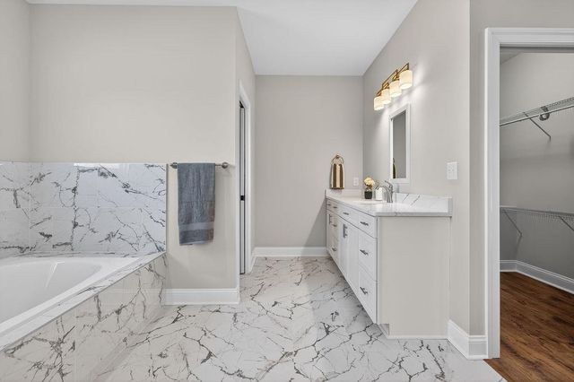 5 ROLLING OAKS DR, Fishersville, VA 22939