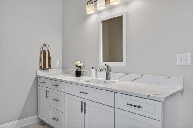 5 ROLLING OAKS DR, Fishersville, VA 22939