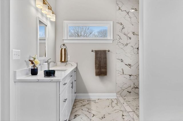 5 ROLLING OAKS DR, Fishersville, VA 22939