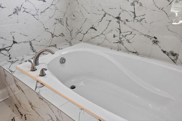 5 ROLLING OAKS DR, Fishersville, VA 22939