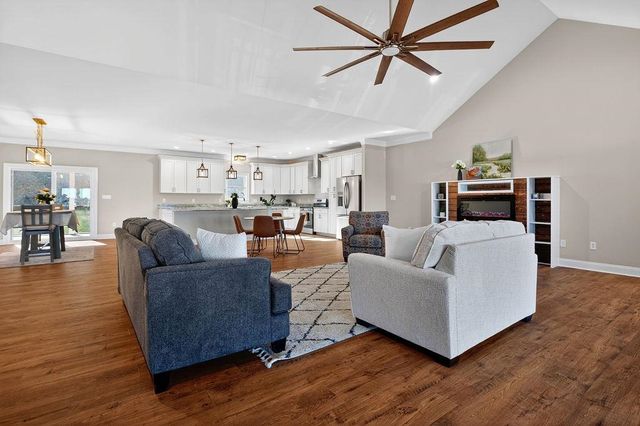 5 ROLLING OAKS DR, Fishersville, VA 22939